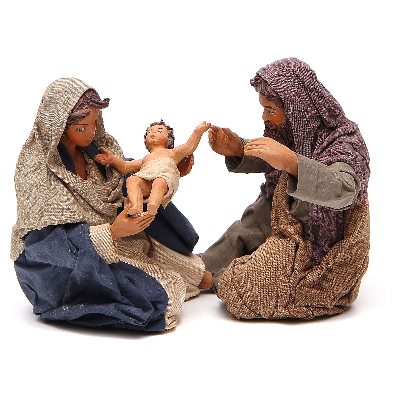 Belén Napolitano, nacimiento sentados jugando con el niño Jesús.
